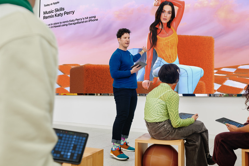 Aprende y pasa un buen rato: Acude a tu tienda Apple Store más cercana para una sesión presencial gratis de "Técnicas de música: Haz un remix de Katy Perry con GarageBand" en Today at Apple