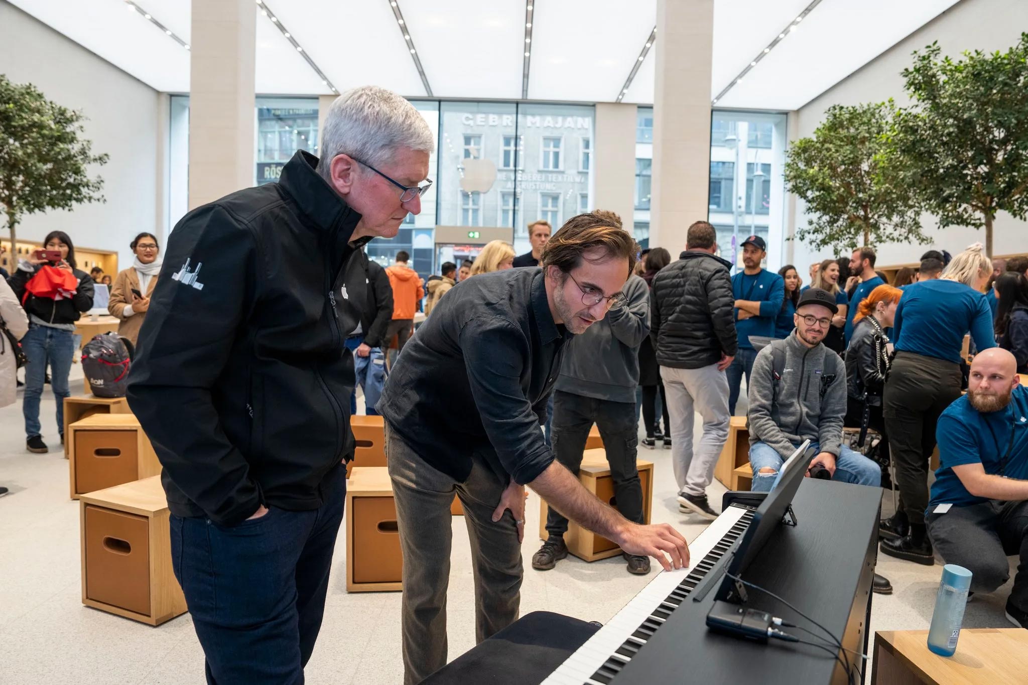 Jonas Gössling, cofundador y Presidente de flowkey, enseña su app a Tim Cook, CEO de Apple (tienda Apple Rosenthaler Straße Berlín, Alemania, Jueves 28 de Septiembre de 2022)