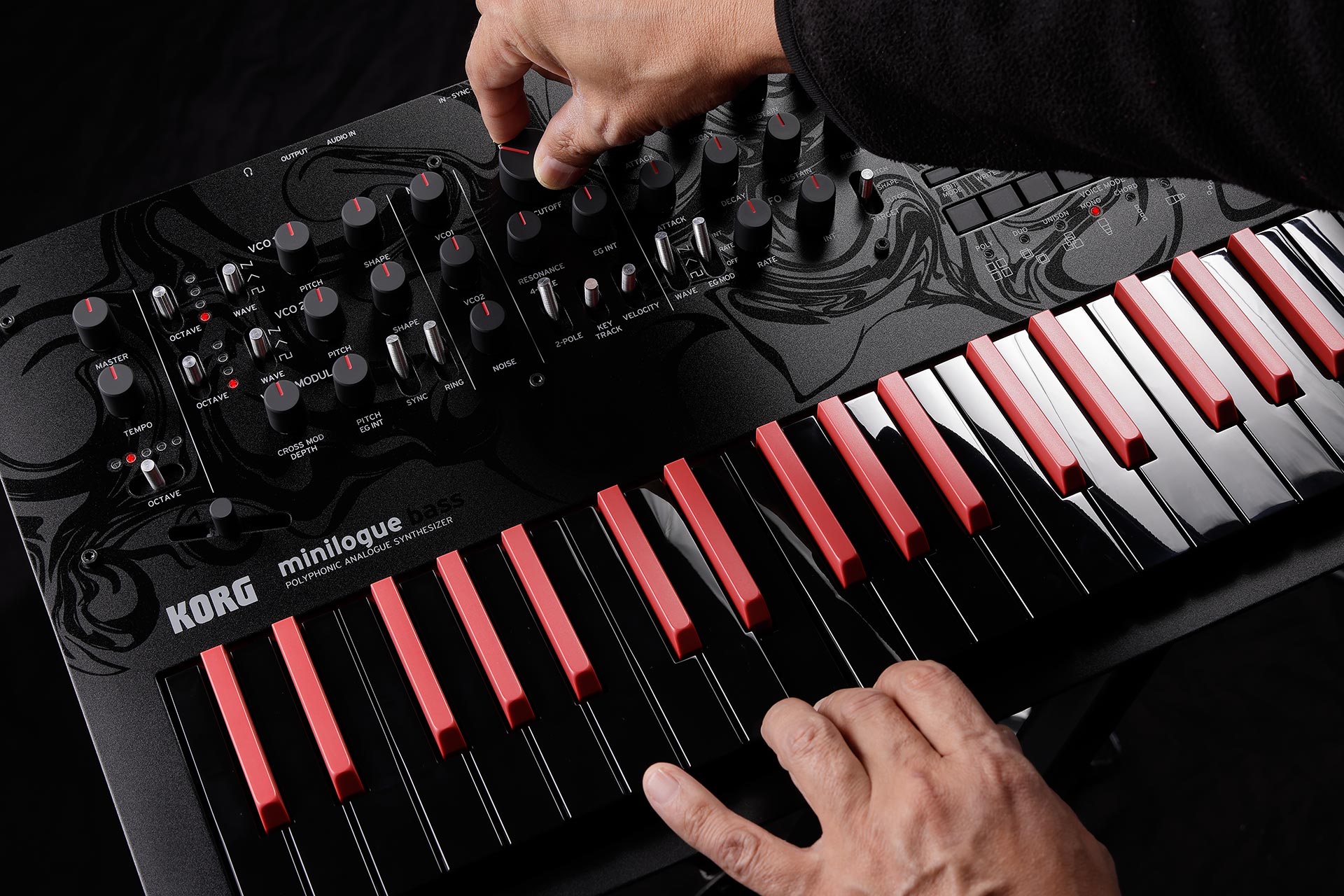 El teclado slim invertido de 37 notas en negro y rojo de Minilogue Bass es uno de sus atributos exclusivos -y es sensible a la velocidad MIDI