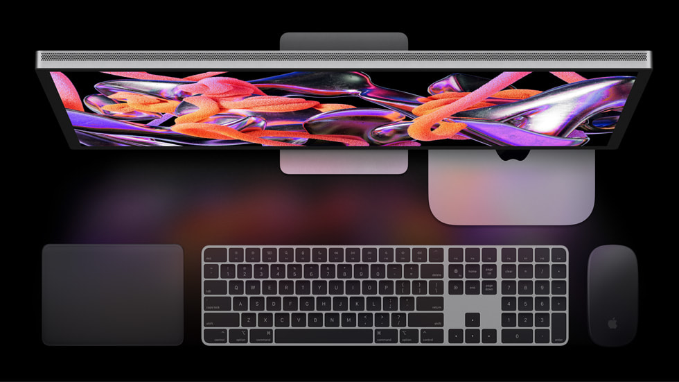 Al combinarlo con Studio Display y los accesorios Magic, el nuevo Mac mini M2 Pro despliega la belleza de un potente ordenador de estudio