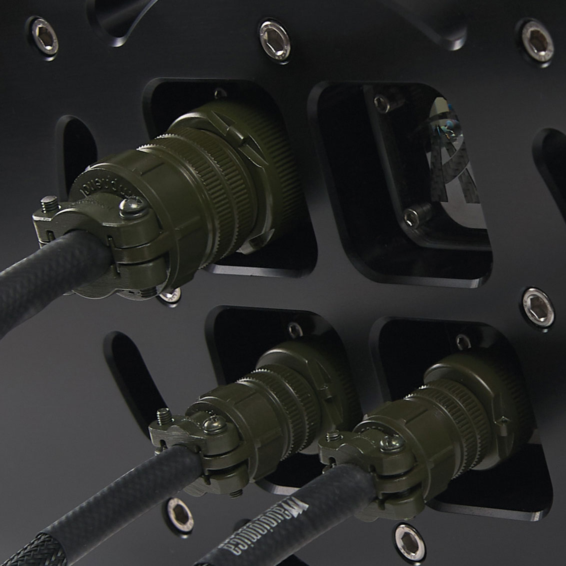 Cables ASEC de la compañía Audiomica y sus llamativos conectores de especificaciones militares, los únicos aprobados para su empleo con el amplificador Pivetta SILENTE