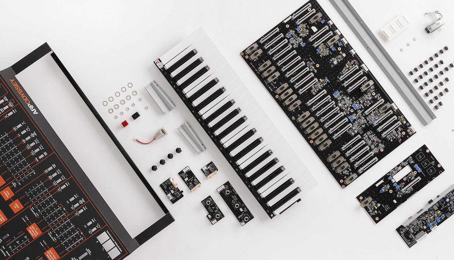 Pieza por pieza, ARP Odyssey FS Kit incluye todo lo necesario para construir el clásico sintetizador monofónico en casa, sin necesidad de poseer conocimientos de electrónica o soldadura