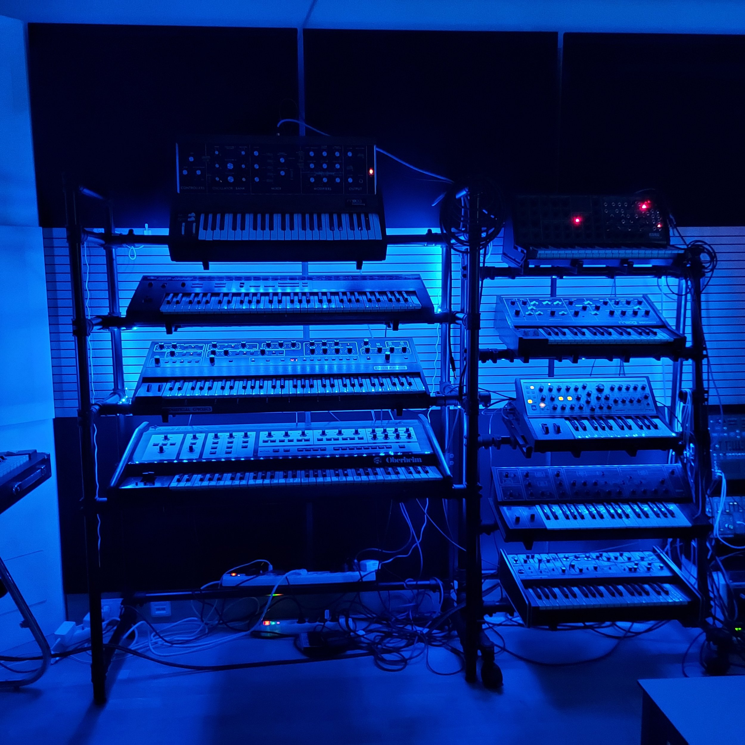 Algunos sintetizadores añejos de Synthesizer Studio Berlin en un espectacular estado de conservación y opciones de uso