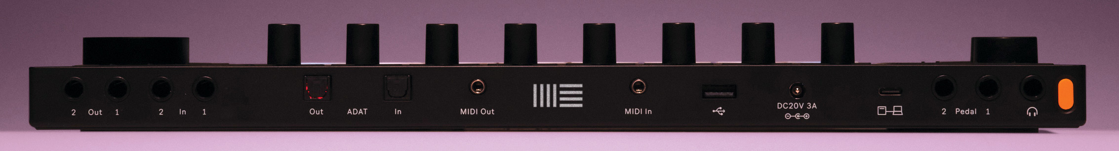 La conectividad de Ableton Push 3 incluye un interface de audio a bordo, MIDI, CV, E/S ADAT lightpipe, y entradas para pedales de control