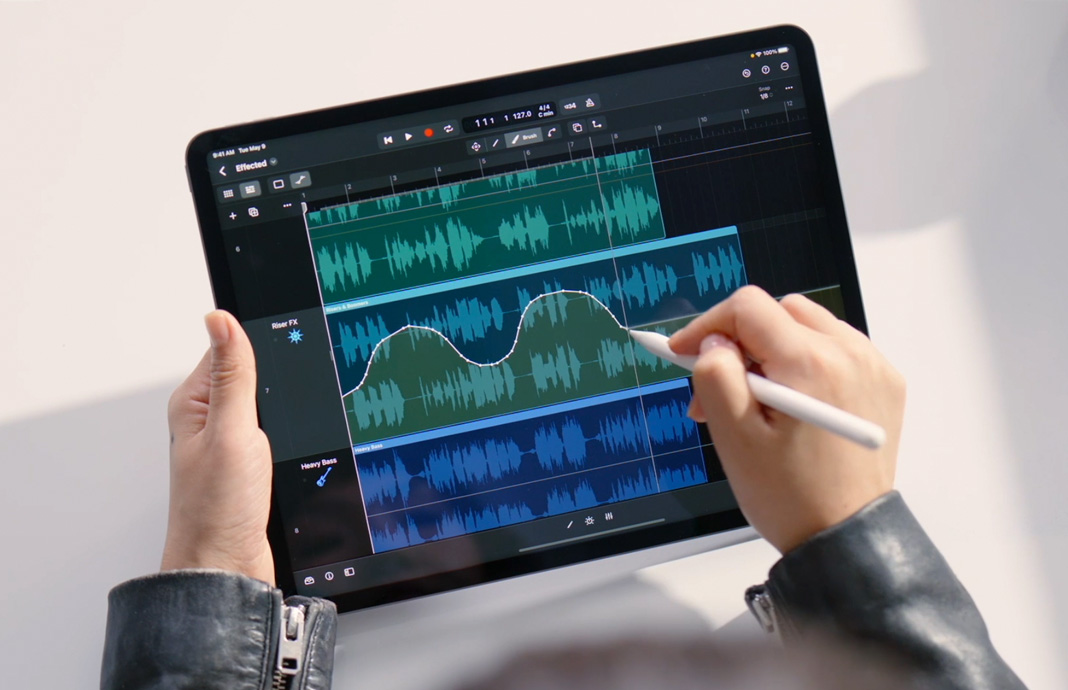 Edición de un clip de sonido con un Apple Pencil en Logic Pro para el iPad.