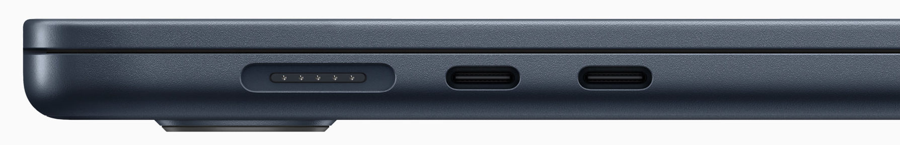Detalle de puertos en MacBook Air de 15 pulgadas: Dos Thunderbolt / USB 4 y puerto de carga Magsafe