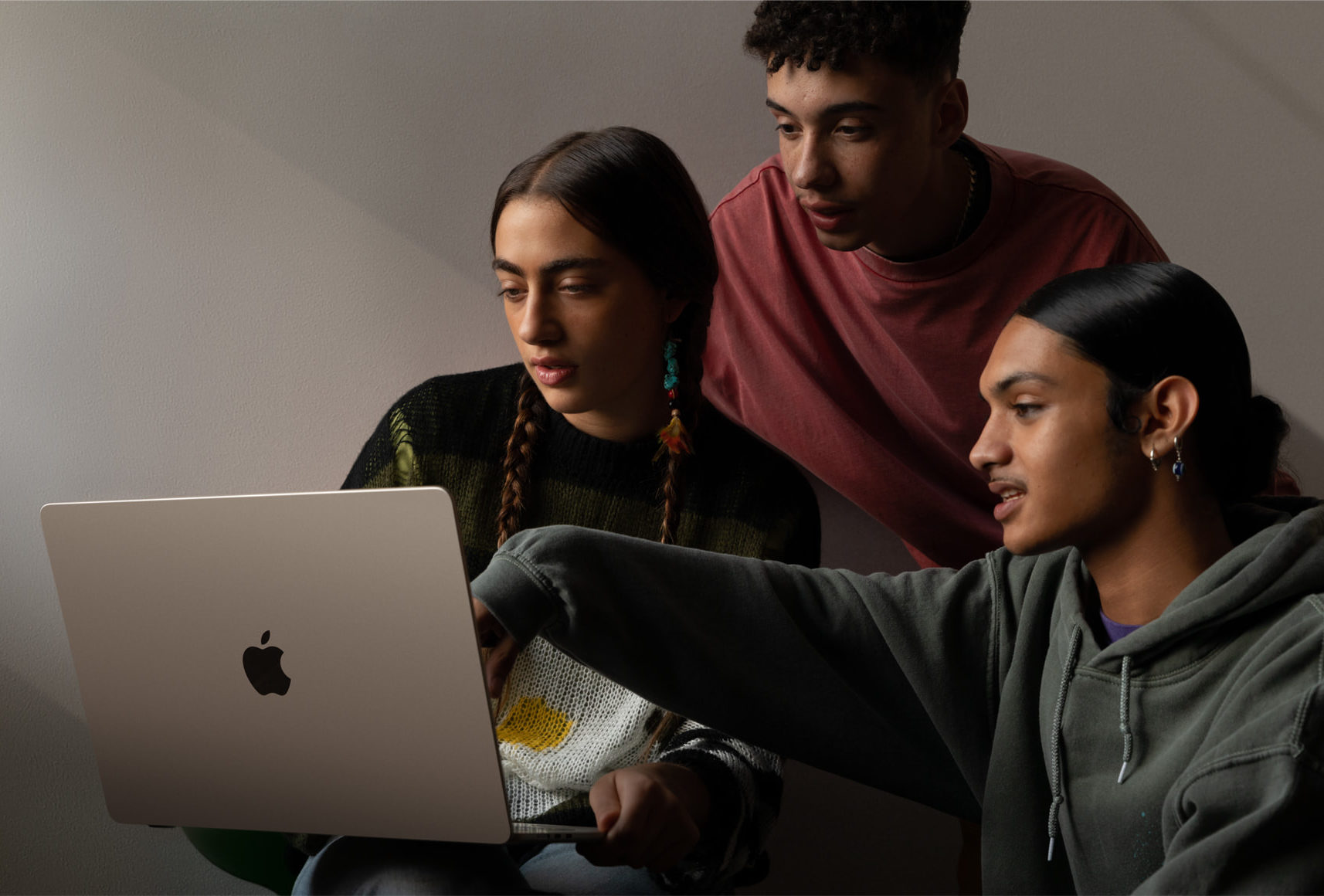 Tres desarrolladores viendo la 'grandeza' de MacBook Air de 15 pulgadas (15,3")