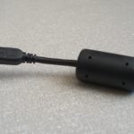 Cable USB, choques de ferrita (Stwalkerster Wikipedia, CC BY-SA 3.0)