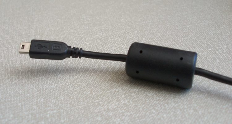 Cable USB, choques de ferrita (Stwalkerster Wikipedia, CC BY-SA 3.0)