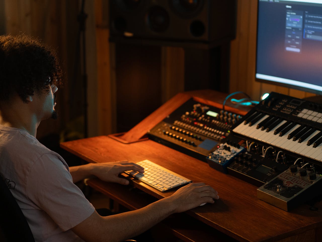 Un productor musical accediendo al servicio de mastering online (pic Waves Audio)