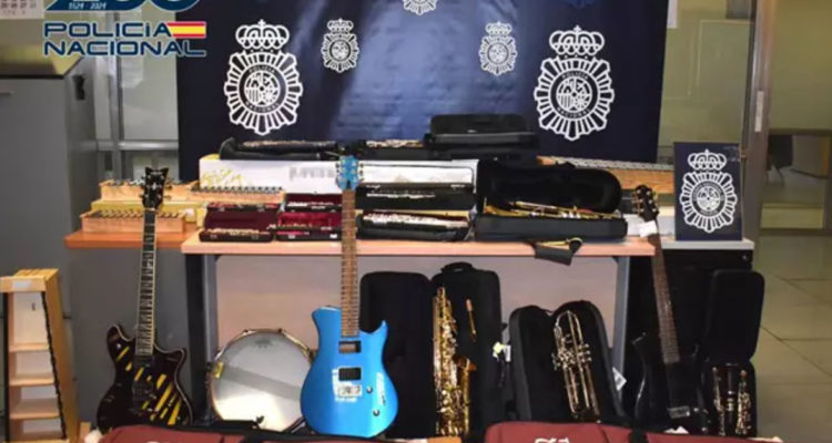 Robó más de 300 instrumentos: Detienen en Alcorcón a un empleado de una tienda por el supuesto delito